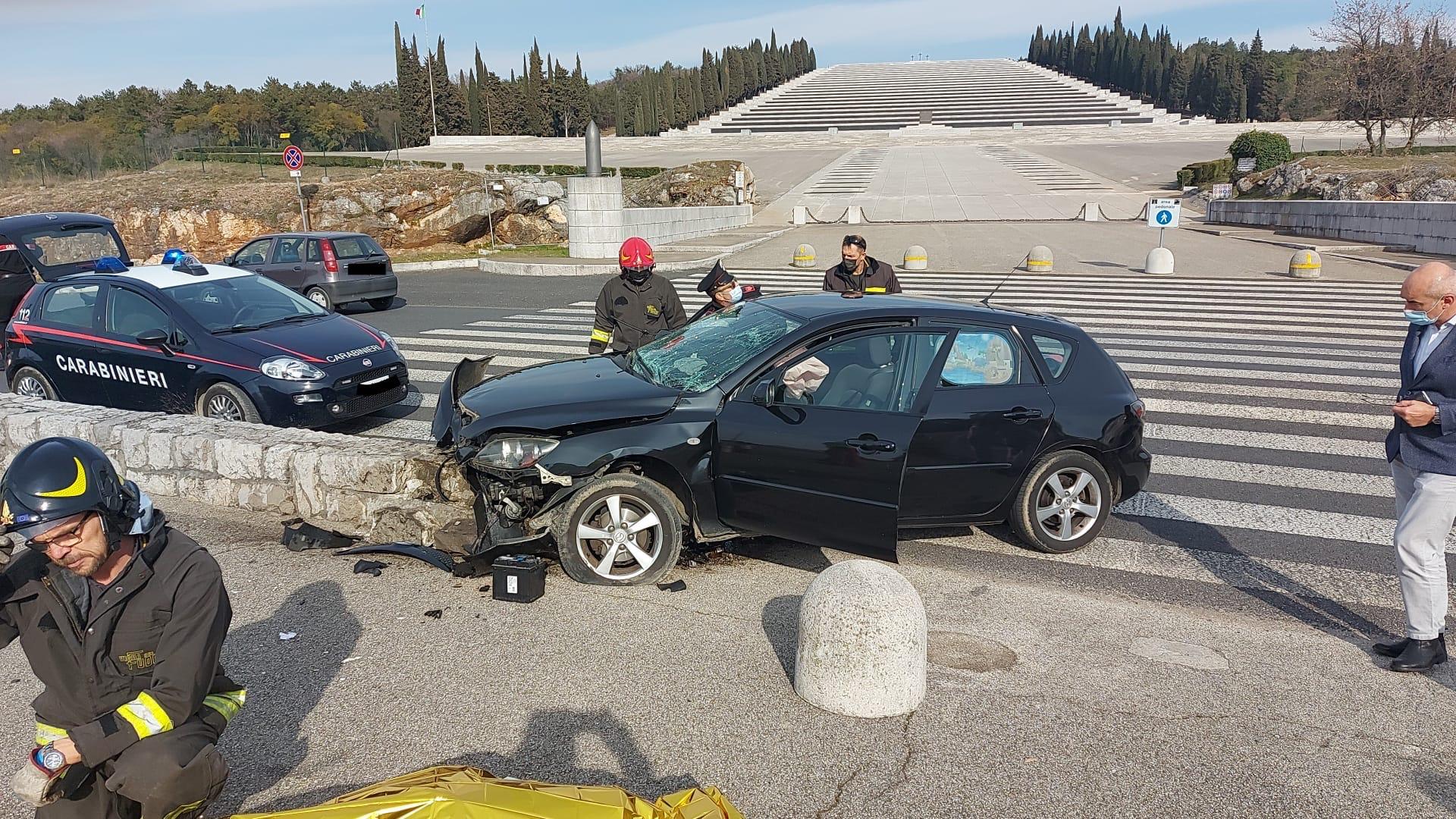 Immagine per Auto contro il muretto del Sacrario, ferita mamma e bambino a Redipuglia